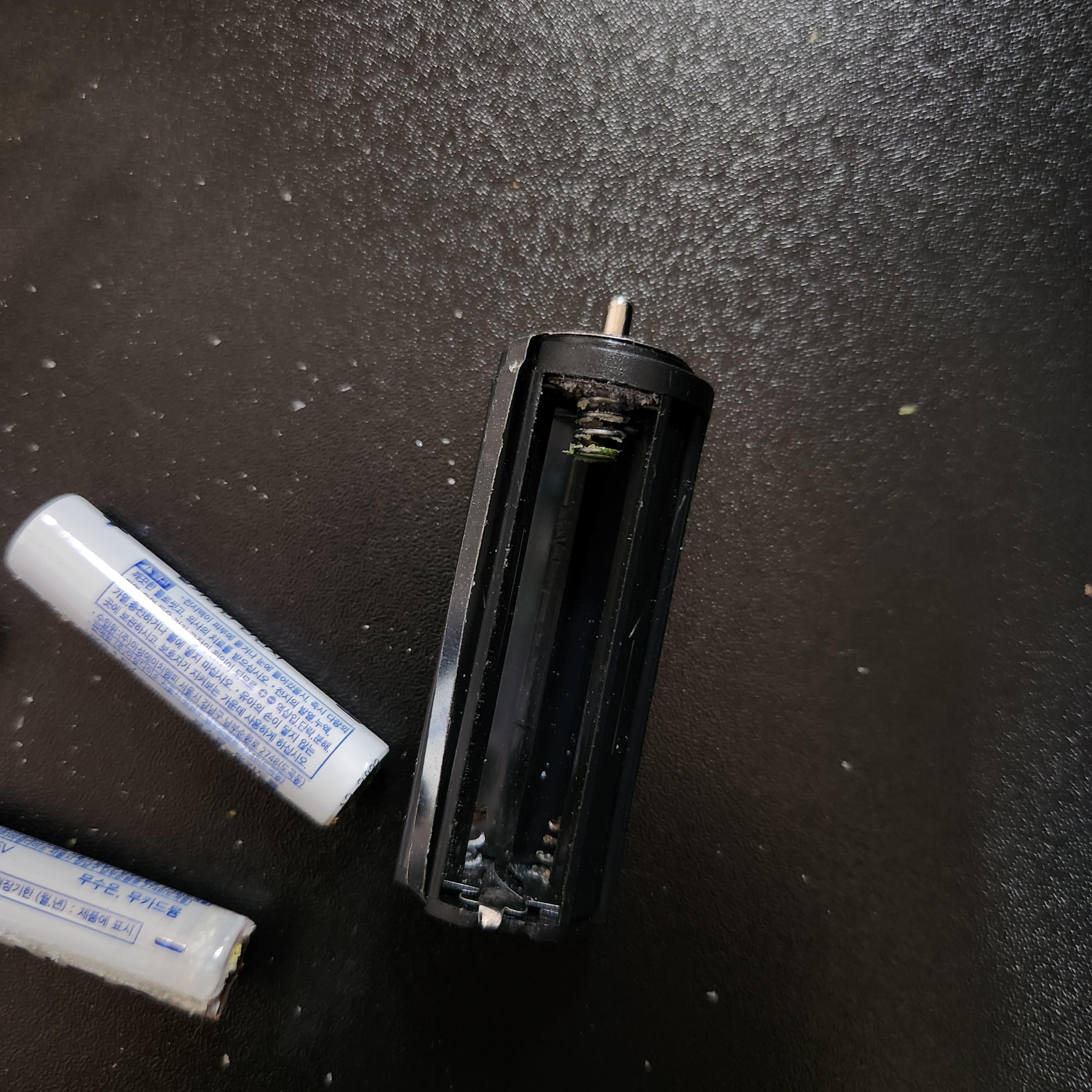 건전지 넣는 부분이 망가진 것 같은데 써도 되나요 ? ㅣ 궁금할 땐, 아하!