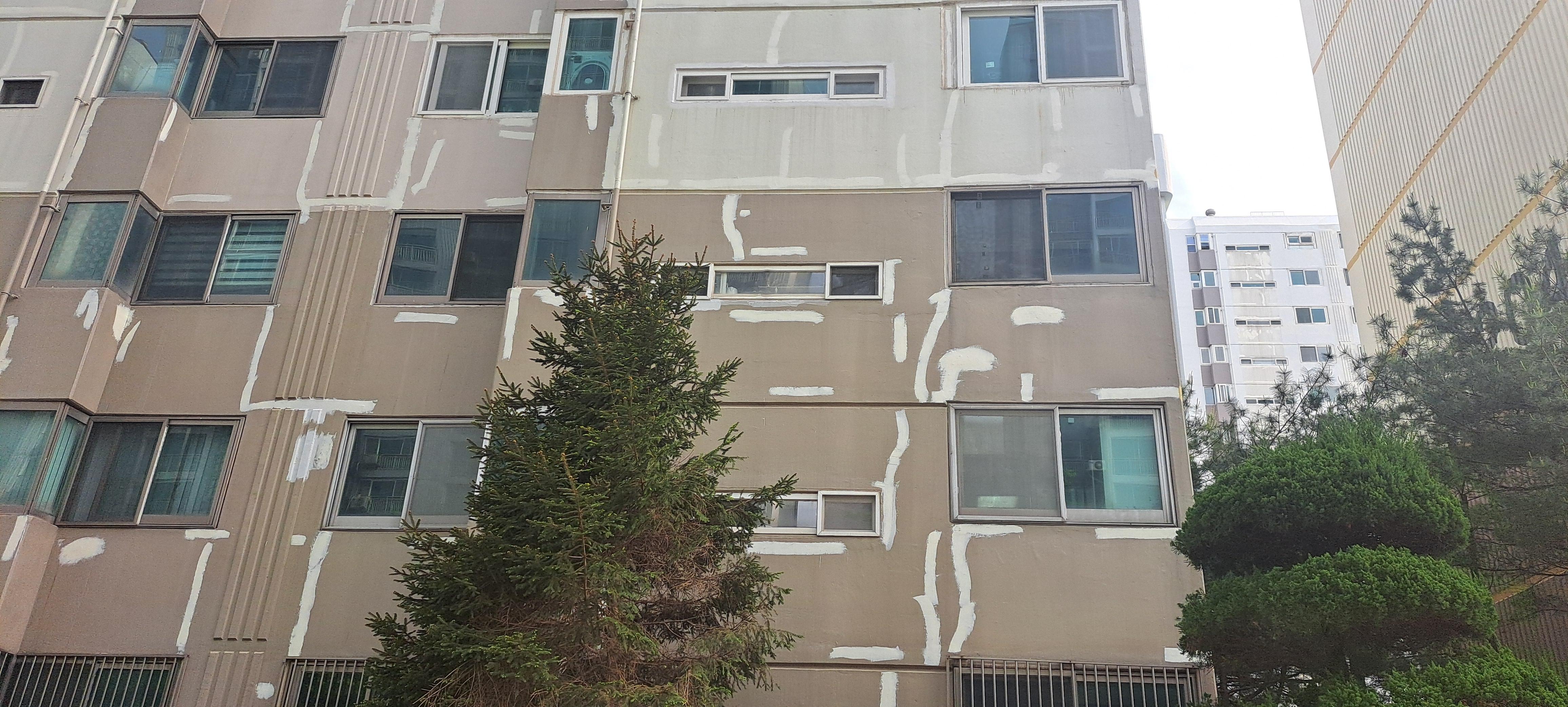 아파트 도색 작업 전에 이곳 저곳에 칠한 것이 무엇인가요? ㅣ 궁금할 땐, 아하!