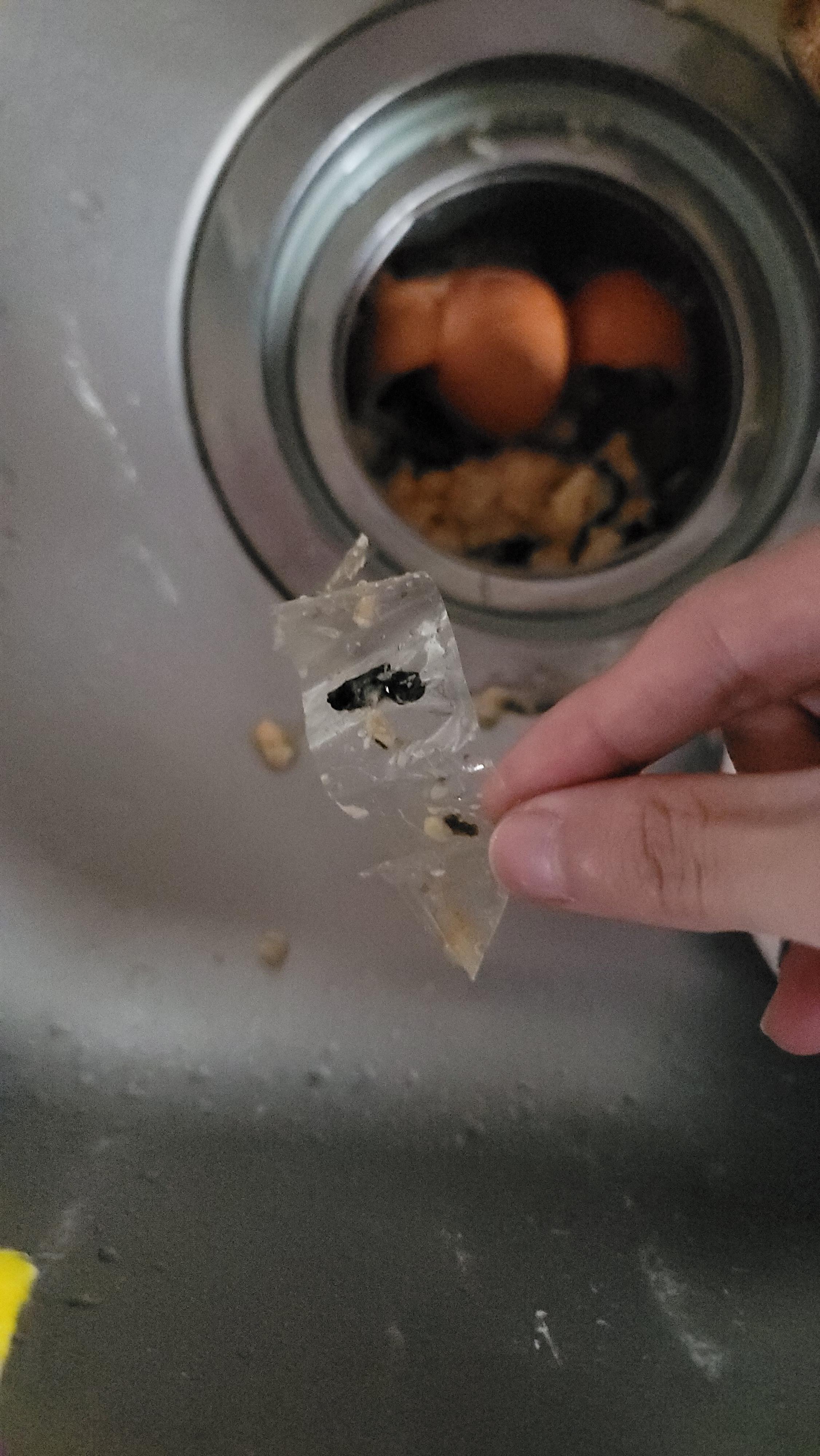 삼각김밥을 먹다가 이물질이 나왔는데 어디 신고를 해야할까요? ㅣ 궁금할 땐, 아하!