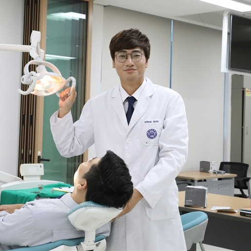 정진석 치과의사님의 전문가 이미지